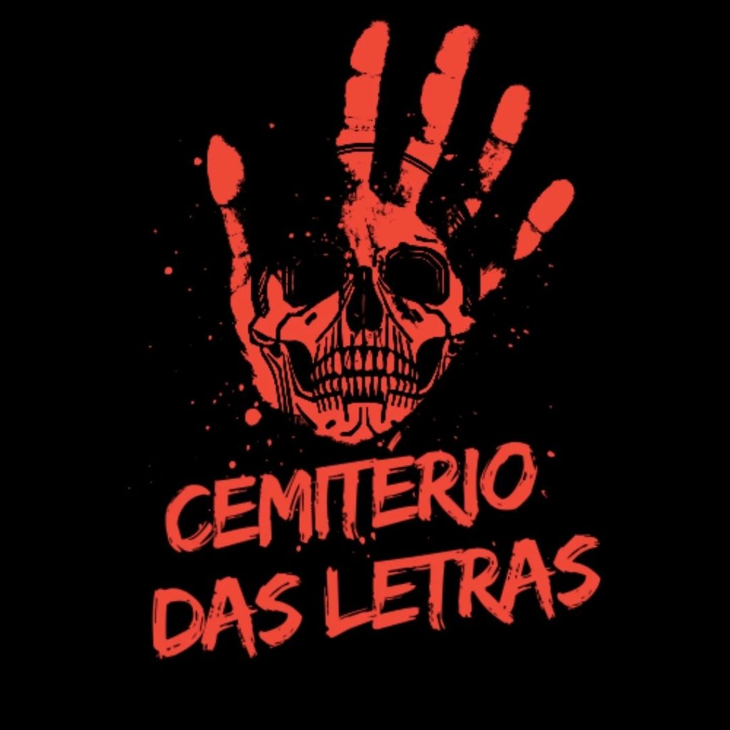 Logo da Editora, contendo: Mão esquelética vermelha brilhante, com a palma aberta, sobreposta por uma caveira detalhada, também em vermelho, tudo salpicado com o mesmo tom de vermelho sobre um fundo preto. Abaixo da imagem, o texto "CEMITÉRIO DAS LETRAS" em letras vermelhas e ásperas.