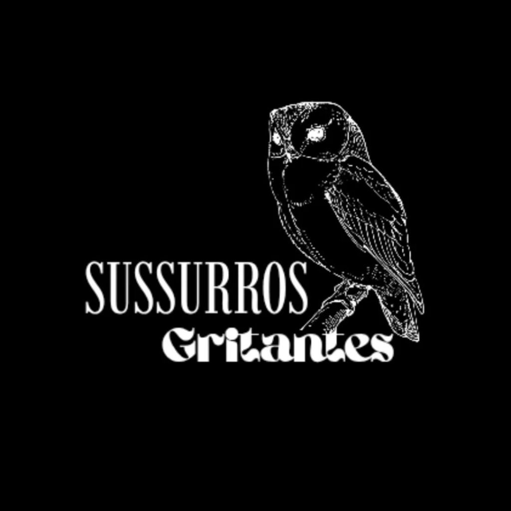 Logotipo da revista "Sussurros Gritantes". Sobre um fundo preto, uma ilustração branca detalhada de uma coruja-buraqueira pousada em um galho. Abaixo da coruja, o texto "SUSSURROS" em fonte serifada fina e, abaixo, "Gritantes" em fonte serifada mais encorpada, tudo em branco.